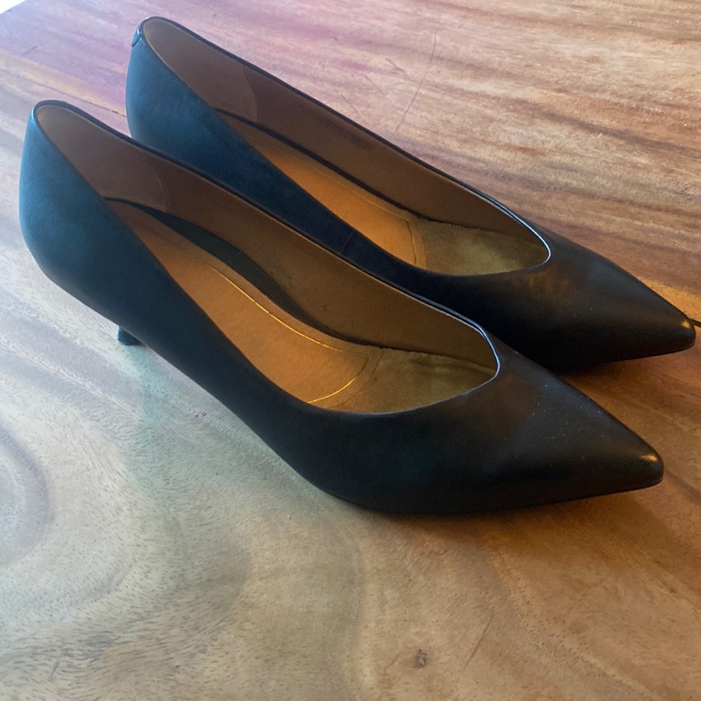 Vionic black kitten heel perfect for day to day